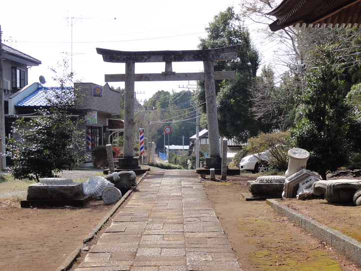 鳥居は無事ですが、石灯篭が ...